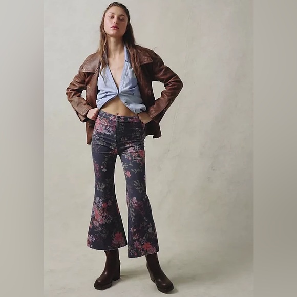 🌟LAST ONE! FREE PEOPLE Youthquake Printed Crop Flare Jeans Navy Combo - Picture 6 of 14